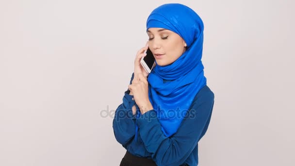 Junge Muslimin telefoniert mit Handy — Stockvideo