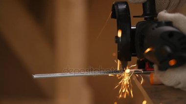 Çalışan bir açı değirmeni ile metal kesme