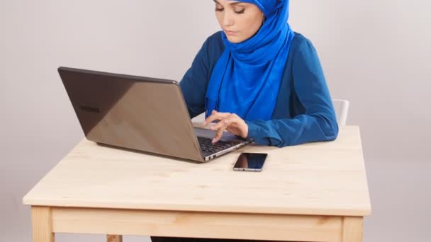 Young arabian woman using laptop — Stock Video