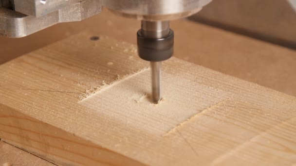 Snijden hout met een freesmachines — Stockvideo
