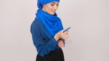 Spinner oyuncak olan Müslüman kadın