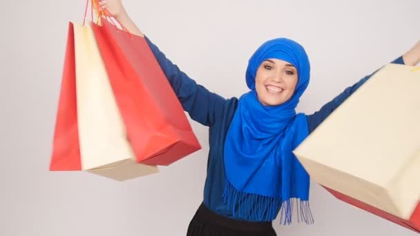 Glad vacker muslimsk kvinna håller kassar och påsar — Stockvideo