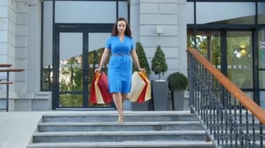 Genç kadın alışveriş sonra paketleri ile