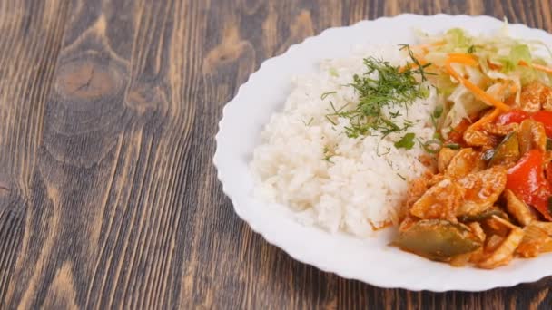 Chinese or thai rice topped with chiken — Stock Video