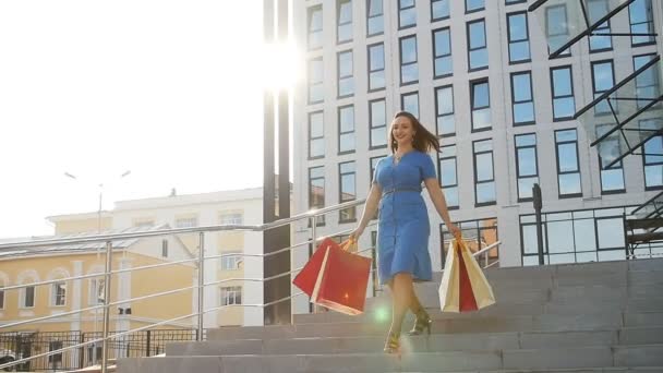 Mujer joven con bolsas de compras — Vídeo de stock