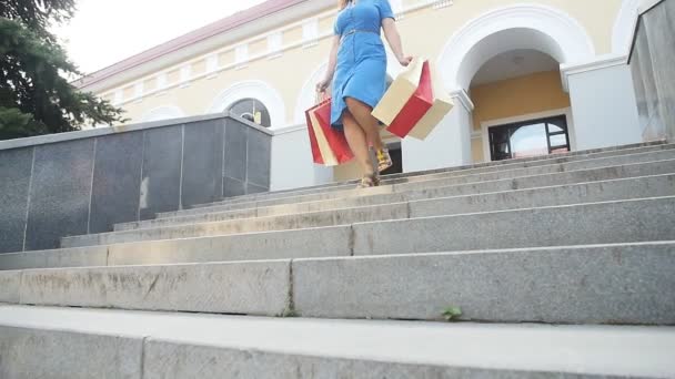 Young woman with shopping bags — Stock Video