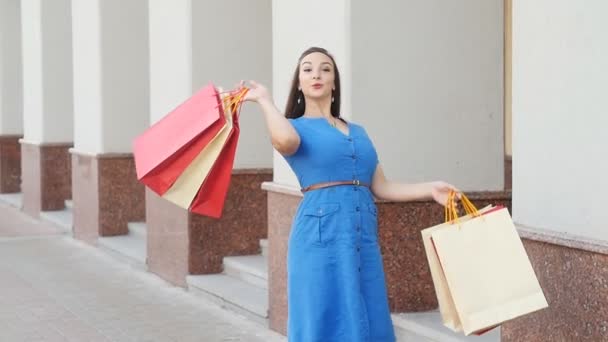 Mujer joven con bolsas de compras — Vídeos de Stock