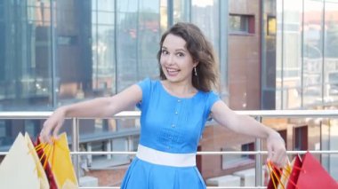 Mutlu kız alışveriş sonra paketleri ile