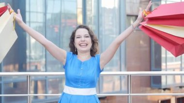 Mutlu kız alışveriş sonra paketleri ile