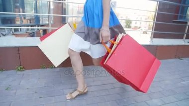 Mutlu kız alışveriş sonra paketleri ile