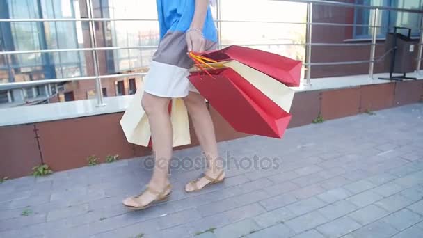 Chica feliz con paquetes después de comprar — Vídeos de Stock