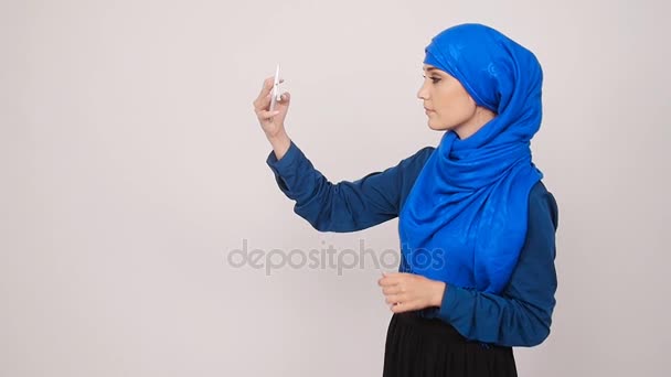 Мусульманская женщина делает селфи — стоковое видео