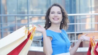 Mutlu kız alışveriş sonra paketleri ile