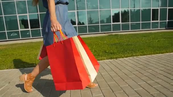 Mujer sosteniendo muchas bolsas de compras — Vídeo de stock