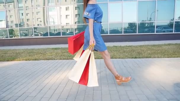 Frau mit vielen Einkaufstüten — Stockvideo