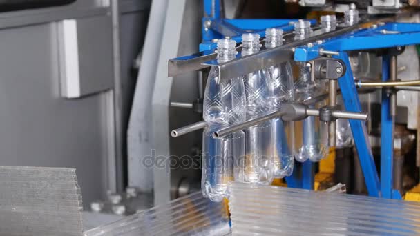 Производство пластиковых бутылок — стоковое видео