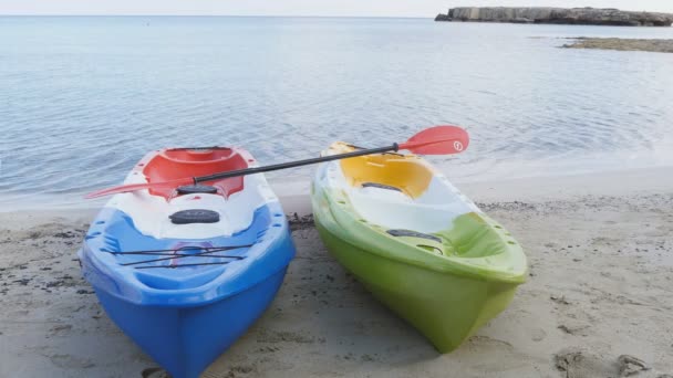 Dos kayaks en la playa — Vídeos de Stock