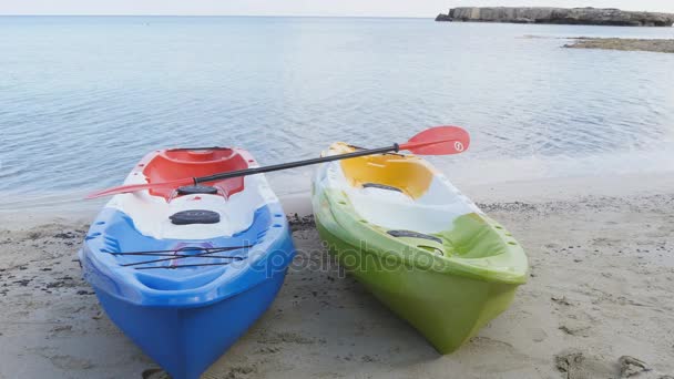 Dos kayaks en la playa — Vídeos de Stock