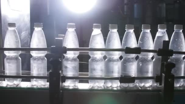 Transportador de agua embotellada de fábrica — Vídeo de stock