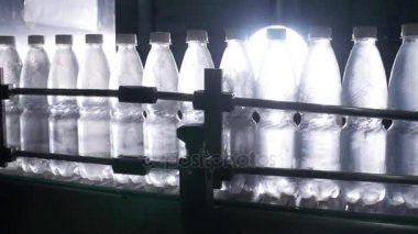 Fabrika şişelenmiş su taşıyıcı