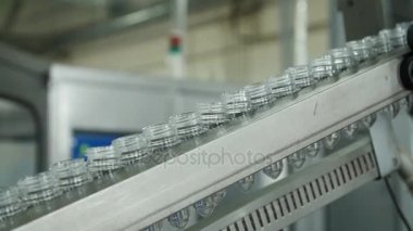 Plastik şişe oluşturmak için küçük boşluklar