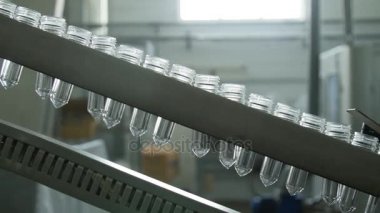 Plastik şişe oluşturmak için küçük boşluklar