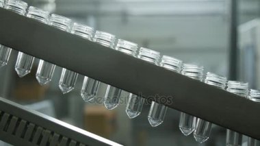 Plastik şişe oluşturmak için küçük boşluklar