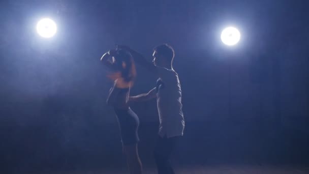 Hermosa pareja bailando bachata — Vídeo de stock