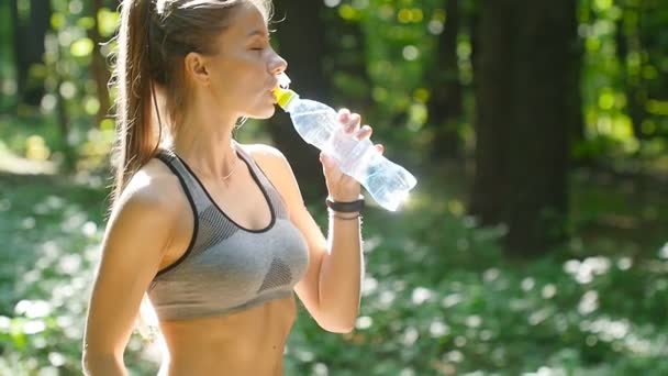 Jovem mulher bebendo água após o treino — Vídeo de Stock