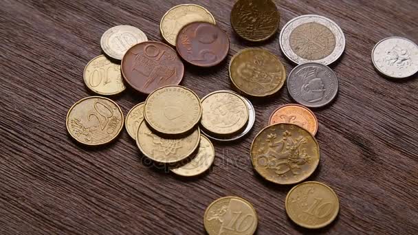 Monety euro i bitcoiny spadają na stole — Wideo stockowe