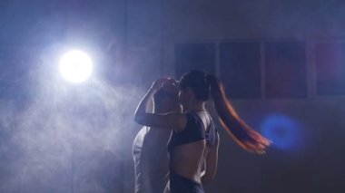 Bachata karanlık ışıklı odaya gerçekleştirme dansçılar