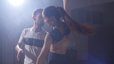 Bachata karanlık ışıklı odaya gerçekleştirme dansçılar