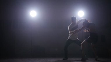 Bachata karanlık ışıklı odaya gerçekleştirme dansçılar