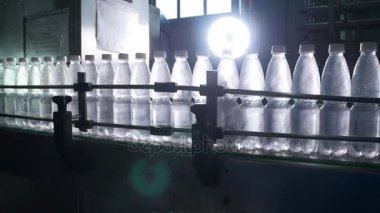 Su işleme ve saf kaynak suyu şişeleme için satır şişeleme