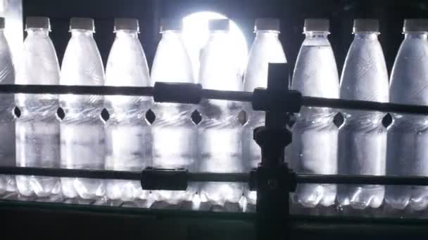 Línea de embotellado de agua para el procesamiento y embotellado de agua pura de manantial — Vídeo de stock