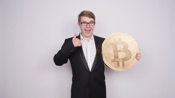 Άνθρωπος των επιχειρήσεων κατέχουν μεγάλο bitcoin στα χέρια του. Κρυπτονόμισμα, ανθρώπους, τεχνολογία, χρήματα και μελλοντικών έννοια — Αρχείο Βίντεο