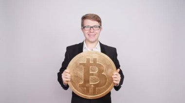 Büyük bitcoin onun elinde tutan işadamı. Cryptocurrency, insanlar, teknoloji, para ve gelecek kavramı