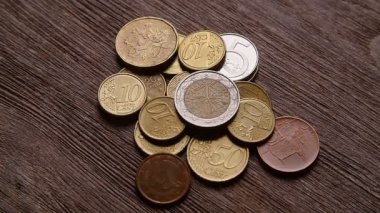 Bitcoins ve diğer Paraları masanın üstüne düşmek