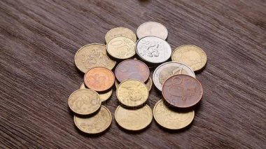 Bitcoins ve diğer Paraları masanın üstüne düşmek