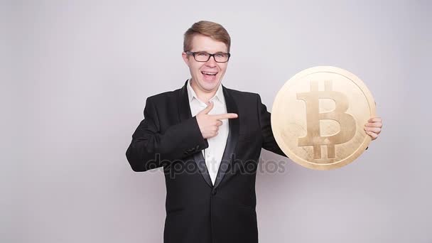 Homem de negócios segurando bitcoin grande em suas mãos. Criptomoeda, pessoas, tecnologia, dinheiro e conceito futuro — Vídeo de Stock