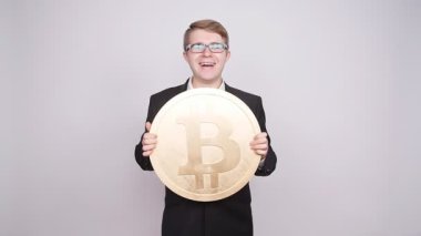 Büyük bitcoin onun elinde tutan işadamı. Cryptocurrency, insanlar, teknoloji, para ve gelecek kavramı