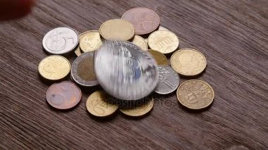 Bitcoins ve diğer Paraları masanın üstüne düşmek