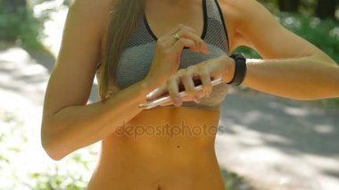Bir kadın fitness izci bir egzersiz sırasında görünüyor.