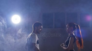 Bachata karanlık odada dans güzellik Çift