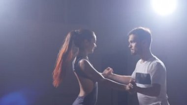 Bachata karanlık odada dans güzellik Çift