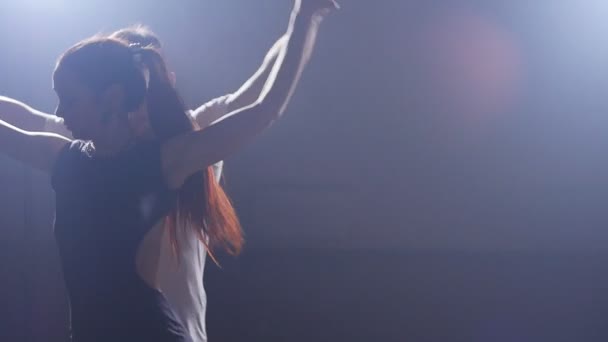 暗い部屋でバチャータを踊る美カップル — ストック動画
