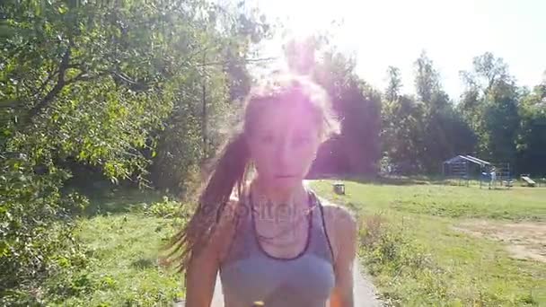 Ganska ung sportig kvinna jogging på park — Stockvideo