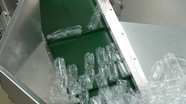 Fabriken av plastflaskor — Stockvideo