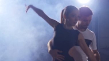 Arka ışık karanlık bir odada dans çift