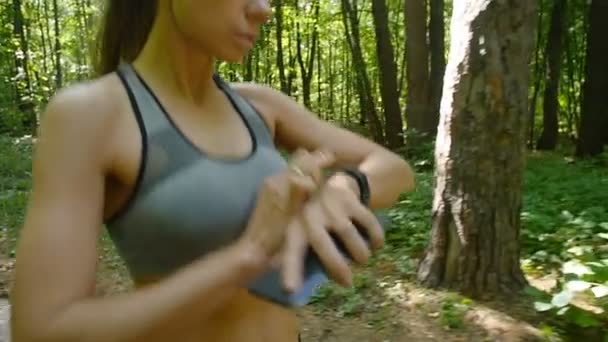 Runner na kolejny trening fitness tracker — Wideo stockowe